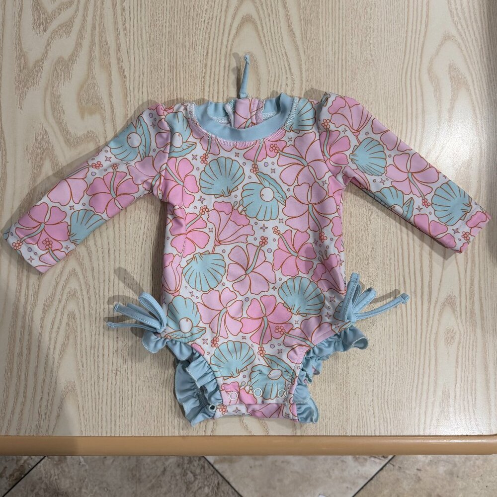 Caden Lane 0–3M Long-Sleeve Rashguard Swimsuit • Pink Seashells • Ruffle Bum